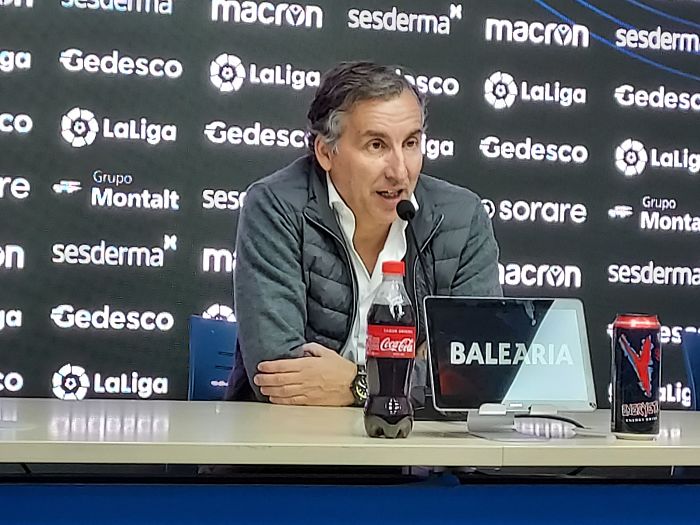Javier Pereira, durante la rueda de prensa post partido ante el Granada (FRAN CALVO)
