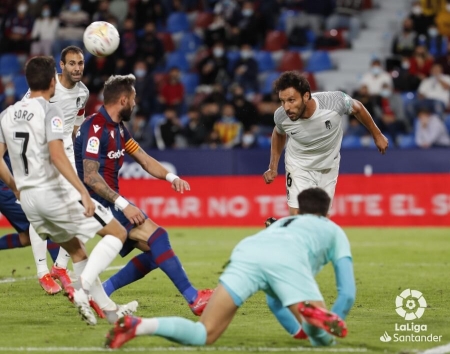 Germán, durante un lance del encuentro en el `Ciutat de Valencia`, donde anotó el primer gol del Granada (LALIGA) Germán, durante un lance del encuentro en el `Ciutat de Valencia`, donde anotó el primer gol del Granada (LALIGA)