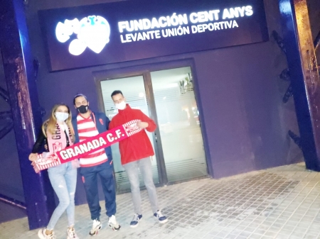 Ainhoa, Alberto y Brian posan en los exteriores del estadio durante las horas previas al partido (FRAN CALVO)