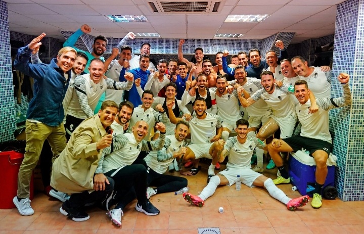 Foto de familia del Granada tras vencer en el `Ciutat de Valencia` (GCF)