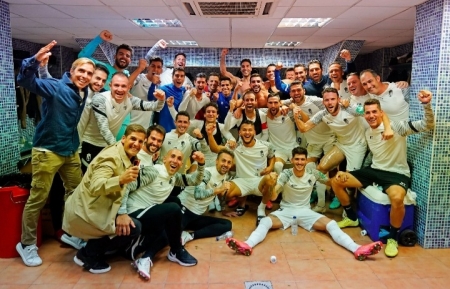 Foto de familia del Granada tras vencer en el `Ciutat de Valencia` (GCF) Foto de familia del Granada tras vencer en el `Ciutat de Valencia` (GCF)