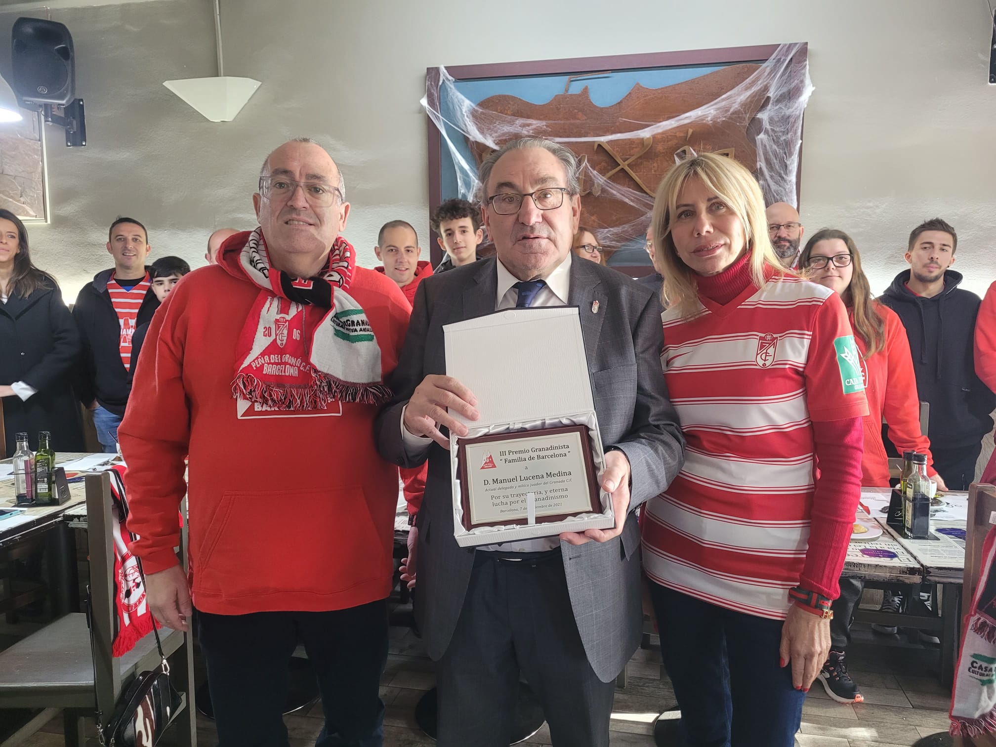 Pepe Macanás recoge el III Trofeo `Familia de Barcelona` en nombre de Manolo Lucena de manos de Emilio Ruiz, presidente de la Peña Granadinista de Barcelona