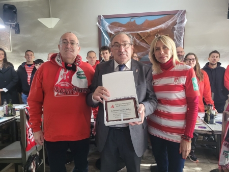 Pepe Macanás recoge el III Trofeo `Familia de Barcelona` en nombre de Manolo Lucena de manos de Emilio Ruiz, presidente de la Peña Granadinista de Barcelona Pepe Macanás recoge el III Trofeo `Familia de Barcelona` en nombre de Manolo Lucena de manos de Emilio Ruiz, presidente de la Peña Granadinista de Barcelona