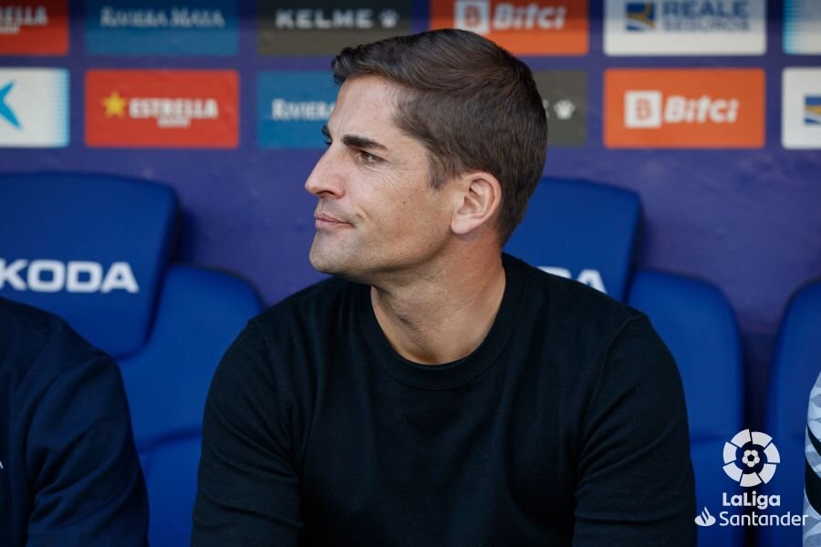 Robert Moreno, en los instantes previos al Espanyol - Granada (LALIGA)