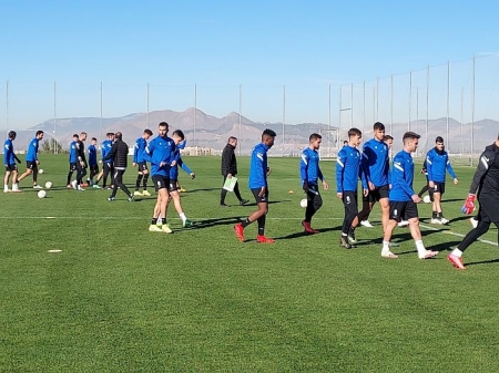 Imagen del entrenamiento de este martes, donde aparecen Gonalons y Eteki en el centro (FRAN CALVO)