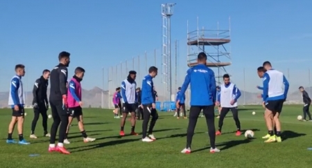 Uno de los rondos del Granada durante el entrenamiento de este martes, en el que aparece en la parte izquierda Isma Ruiz (GCF TV)