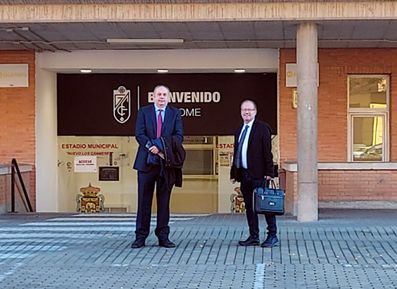 Mariano de Damas, izquierda, junto a José Guerrero, presidente y secretario de la Asociación Granadinista 5001 (FRAN CALVO)