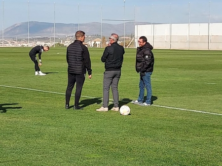 Robert Moreno, Pep Boada y David Comamala conversan durante el entrenamiento de este viernes (FRAN CALVO)