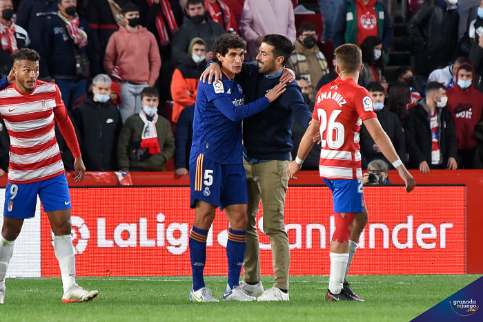 Vallejo saluda a Manolo Lucena al término del Granada - Real Madrid (JOSÉ M. BALDOMERO)