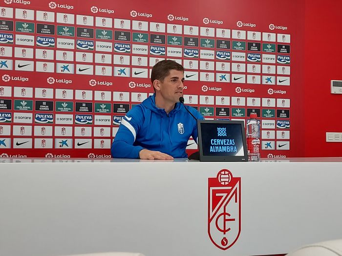 Robert Moreno, entrenador del Granada, durante la rueda de prensa de este jueves (FRAN CALVO)