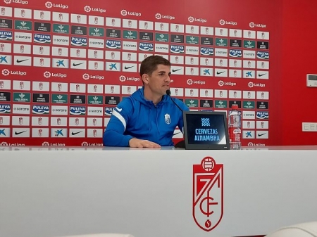 Robert Moreno, entrenador del Granada, durante la rueda de prensa de este jueves (FRAN CALVO)