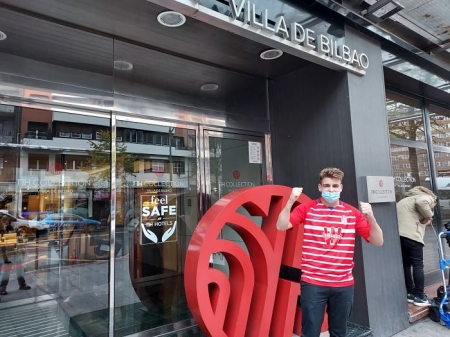 Martí, en la puerta del hotel del Granada en Bilbao (FRAN CALVO)