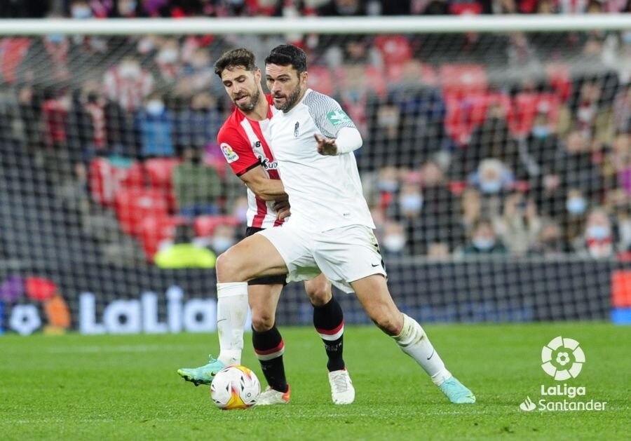 Jorge Molina, durante el encuentro del Granada en San Mamés, donde anotó el segundo gol del cuadro nazarí (LALIGA)