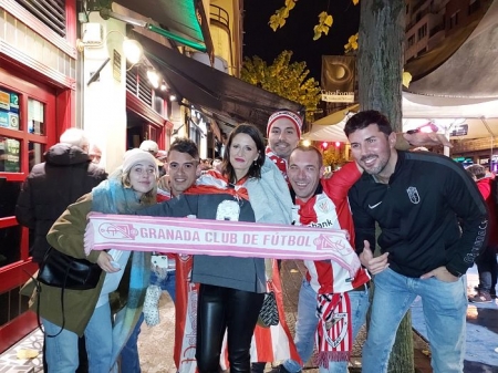 Los aficionados del Granada que viajaron en coche hasta Bilbao, junto a otros seguidores del Athletic en los aledaños de San Mamés (FRAN CALVO)