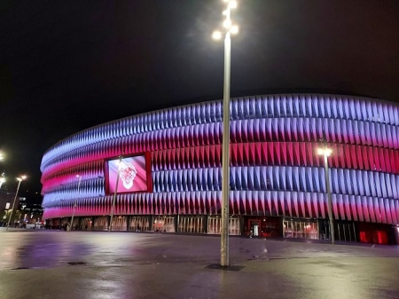 Panorámica de San Mamés iluminado unas horas antes del comienzo del partido (FRAN CALVO)