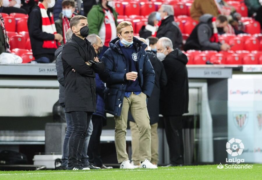 Robert Moreno, junto a Dani Guindos en los momentos previos al partido del Granada en San Mamés (LALIGA)