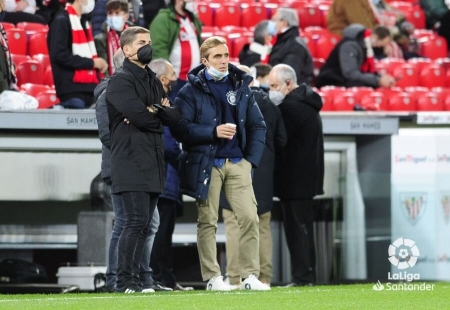 Robert Moreno, junto a Dani Guindos en los momentos previos al partido del Granada en San Mamés (LALIGA)
