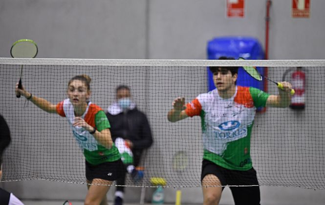 Rubén García durante el dobles mixto (CLUB BÁDMINTON GRANADA)