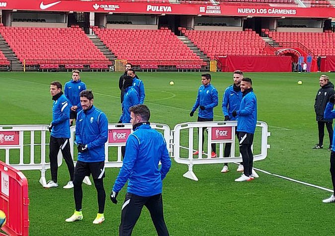 Imagen del entrenamiento en `Los Cármenes`, en la que se aprecia a Domingos Duarte e Isma Ruiz (FRAN CALVO)