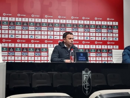 Javi Calleja, durante la rueda de prensa post partido en Granada (FRAN CALVO)
