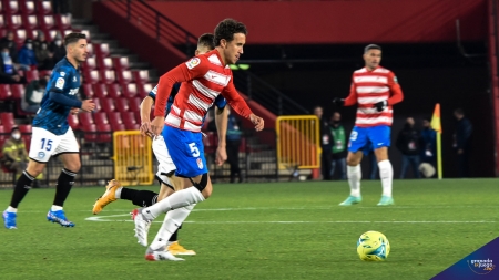 Milla, durante el Granada - Alavés en el `Nuevo Los Cármenes` (JOSÉ M. BALDOMERO)