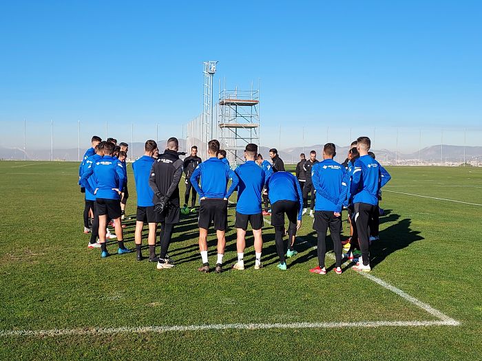 Corrillo del Granada al inicio del entrenamiento de este martes en la Ciudad Deportiva (FRAN CALVO)