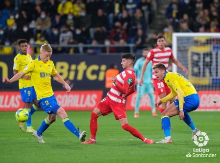Carlos Neva, durante un lance del encuentro en el `Nuevo Mirandilla` (LALIGA) Carlos Neva, durante un lance del encuentro en el `Nuevo Mirandilla` (LALIGA)