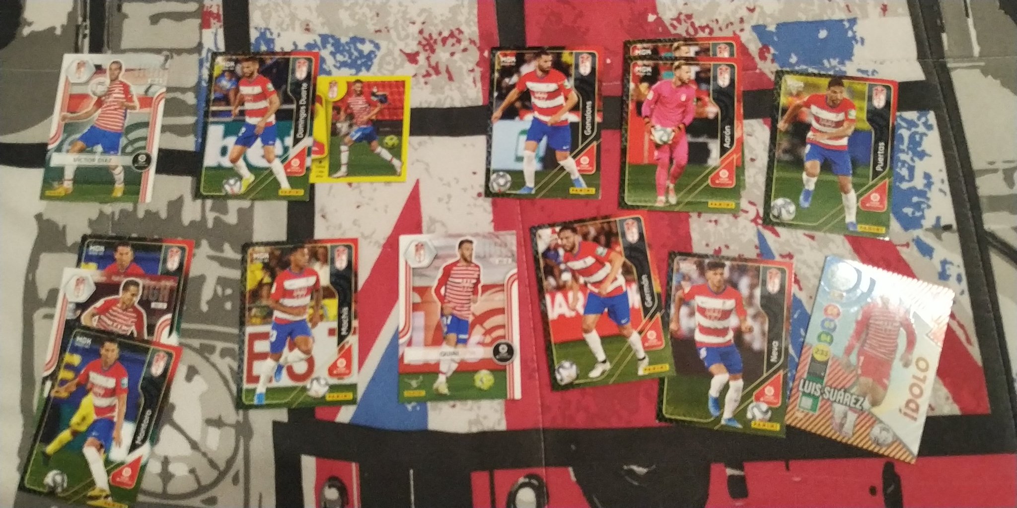 Los cromos cuyos dueños buscan el granadinismo y el cadismo para hacerles llegar firmados por los futbolistas del Granada (TWITTER @JuanjoVera)
