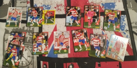 Los cromos cuyos dueños buscan el granadinismo y el cadismo para hacerles llegar firmados por los futbolistas del Granada (TWITTER @JuanjoVera) Los cromos cuyos dueños buscan el granadinismo y el cadismo para hacerles llegar firmados por los futbolistas del Granada (TWITTER @JuanjoVera)