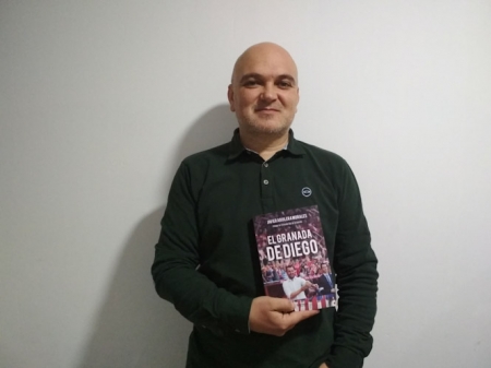Javier Aguilera posa con su libro Javier Aguilera posa con su libro