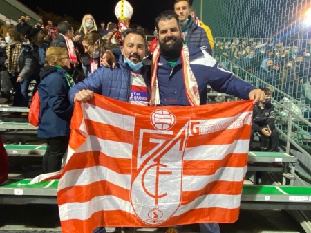 Quique y Juan, en el Estadio `La Juventud` de Mancha Real apoyando al Granada Quique y Juan, en el Estadio `La Juventud` de Mancha Real apoyando al Granada