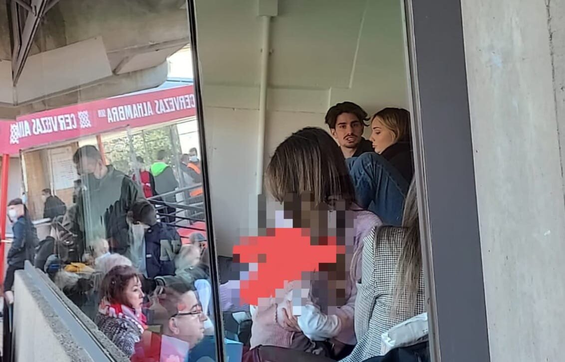 Álex Collado, en el palco de no convocados durante el Granada - Mallorca (FRAN CALVO)