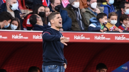 Robert Moreno, durante el Granada - Mallorca en el `Nuevo Los Cármenes` (JOSÉ M. BALDOMERO) Robert Moreno, durante el Granada - Mallorca en el `Nuevo Los Cármenes` (JOSÉ M. BALDOMERO)
