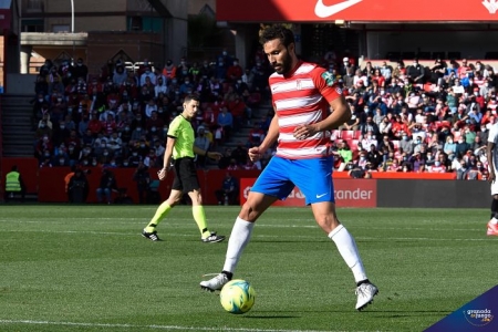 Germán Sánchez, en una acción del Granada - Mallorca en el `Nuevo Los Cármenes` (JOSÉ M. BALDOMERO) Germán Sánchez, en una acción del Granada - Mallorca en el `Nuevo Los Cármenes` (JOSÉ M. BALDOMERO)