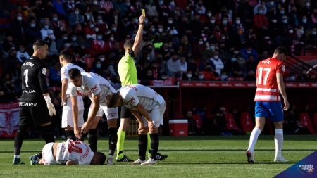 Muñiz Ruiz muestra la amarilla a Quini, que le costará sanción frente al Atlético (JOSÉ M. BALDOMERO) Muñiz Ruiz muestra la amarilla a Quini, que le costará sanción frente al Atlético (JOSÉ M. BALDOMERO)