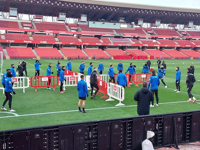 Imagen del fútbol tenis realizado por el Granada durante el entrenamiento de este martes (FRAN CALVO)