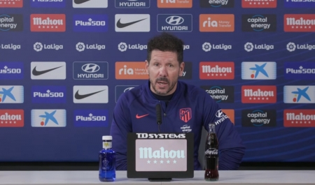 Simeone, durante la rueda de prensa previa al encuentro ante el Granada (ATM TV) Simeone, durante la rueda de prensa previa al encuentro ante el Granada (ATM TV)