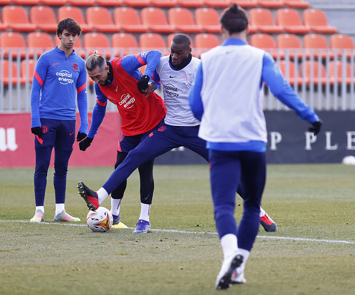Imagen del último entrenamiento del Atleti antes de viajar a Granada (ATLÉTICO DE MADRID)