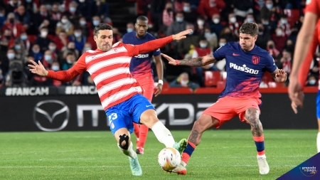 Jorge Molina pugna un balón con Rodrigo De Paul durante el Granada - Atlético de Madrid (JOSÉ M. BALDOMERO) Jorge Molina pugna un balón con Rodrigo De Paul durante el Granada - Atlético de Madrid (JOSÉ M. BALDOMERO)