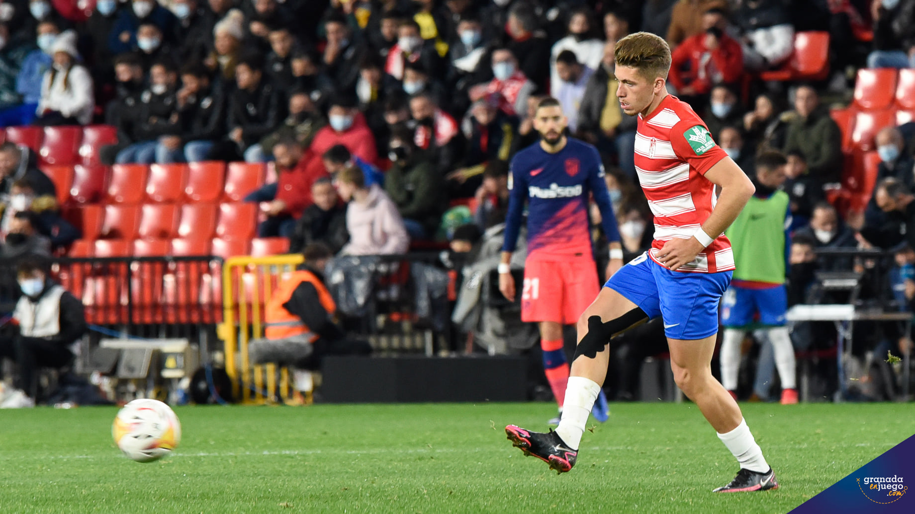 Isma Ruiz, que cuajó una muy buena actuación contra el Atlético, durante un lance del partido (JOSÉ M. BALDOMERO)