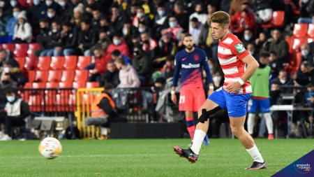 Isma Ruiz, que cuajó una muy buena actuación contra el Atlético, durante un lance del partido (JOSÉ M. BALDOMERO) Isma Ruiz, que cuajó una muy buena actuación contra el Atlético, durante un lance del partido (JOSÉ M. BALDOMERO)