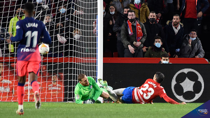 Momento en el que Jorge Molina marcó el segundo gol del Granada contra el Atleti (JOSÉ M. BALDOMERO)