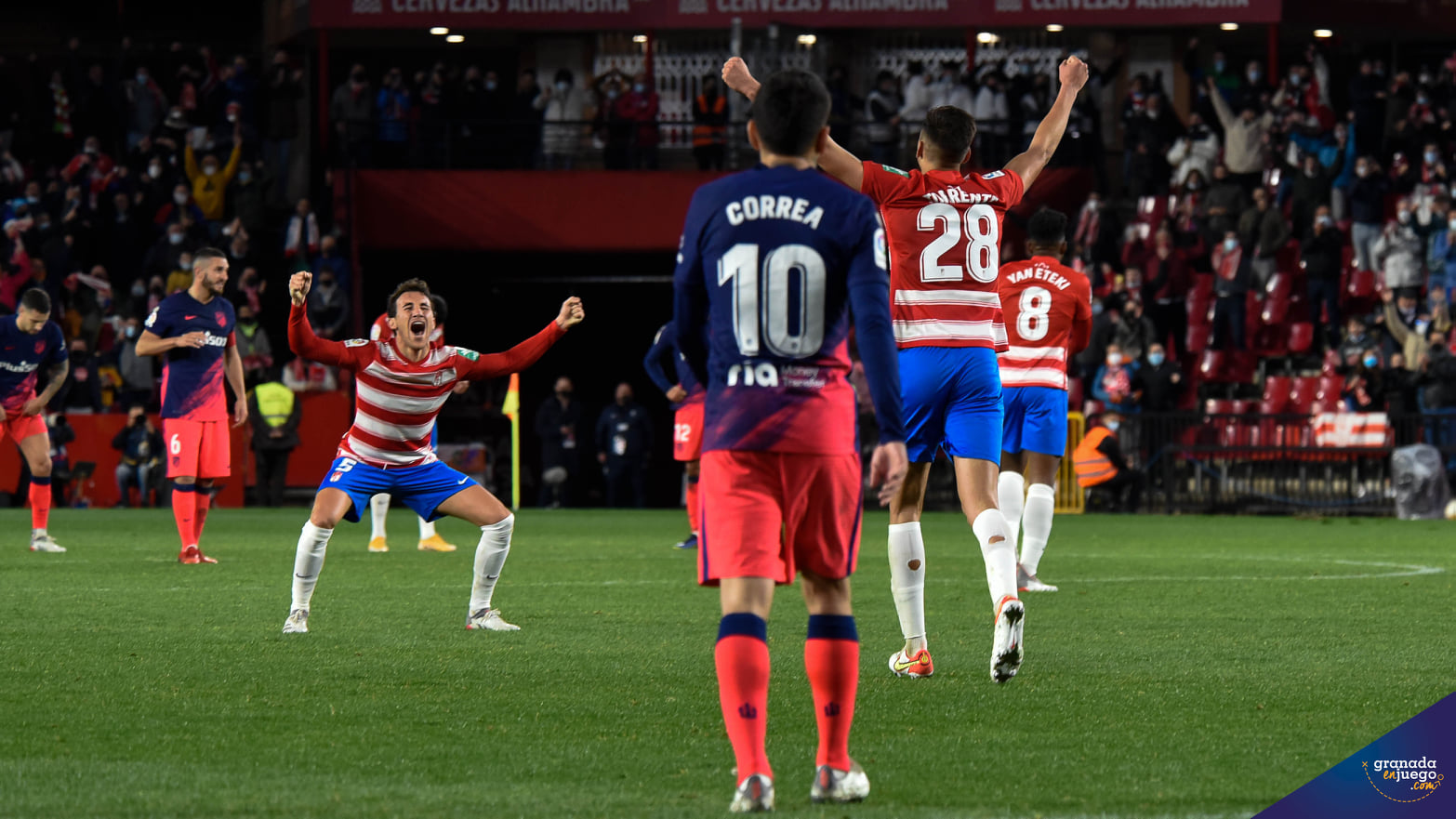 Milla y Torrente, ante la mirada de Correa, festejan el triunfo ante el Atlético de Madrid la término del encuentro (JOSÉ M. BALDOMERO)