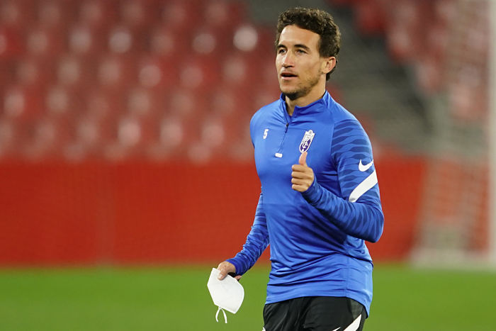Luis Milla, en la sesión individual de hoy en el `Nuevo Los Cármenes` (PEPE VILLOSLADA / GCF)