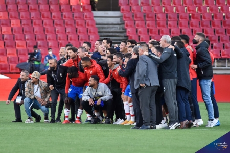 Foto de familia del Granada en el último partido de la temporada 2020/21 (JOSÉ M. BALDOMERO)