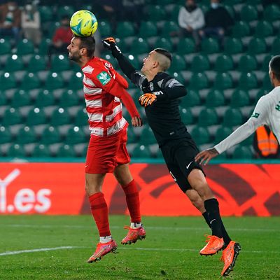 Víctor Díaz, en una pugna con Édgar Badía durante el partido en el `Martínez Valero` (PEPE VILLOSLADA / GCF)