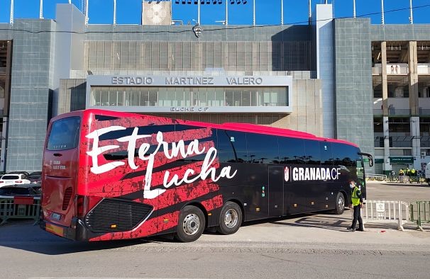 El autobús del Granada, a su llegada al `Martínez Valero` (FRAN CALVO)