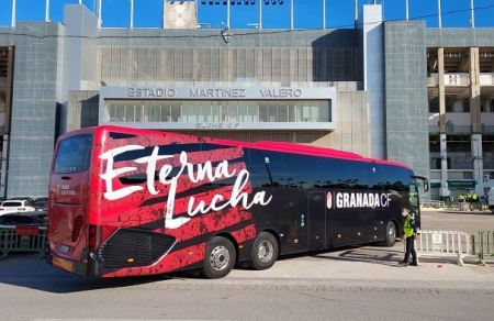 El autobús del Granada, a su llegada al `Martínez Valero` (FRAN CALVO)