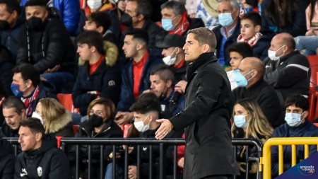 Robert Moreno, durante el último partido del Granada en el `Nuevo Los Cármenes` ante el Atlético de Madrid (JOSÉ M. BALDOMERO)