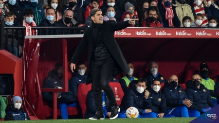 Robert Moreno, durante el encuentro del Granada ante el Barcelona en el `Nuevo Los Cármenes` (JOSÉ M. BALDOMERO) Robert Moreno, durante el encuentro del Granada ante el Barcelona en el `Nuevo Los Cármenes` (JOSÉ M. BALDOMERO)